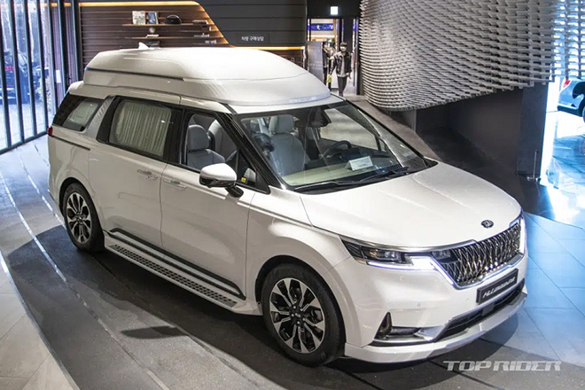 Ảnh thực tế Kia Sedona Hi Limousine 2021, giá từ 1,2 tỷ đồng - 1