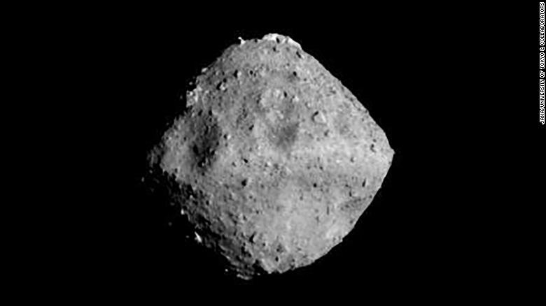 Tiểu hành tinh Ryugu cách xa Trái đất tới 300 triệu km.