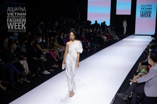 &#39;Người đẹp Thời trang&#39; Thanh Nhàn sải bước quyến rũ trên sàn catwalk - 5