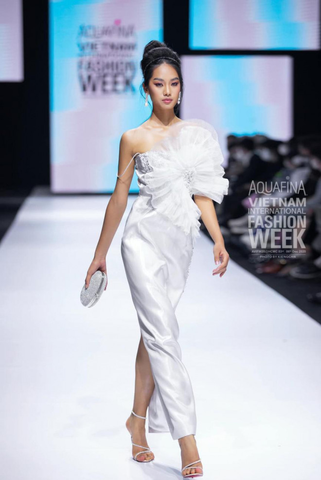 &#39;Người đẹp Thời trang&#39; Thanh Nhàn sải bước quyến rũ trên sàn catwalk - 4