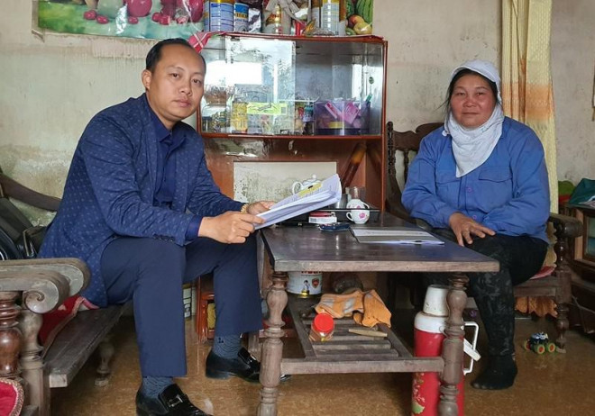 Bà Trần Thị Tuyết (bìa phải), vợ ông Ngọ cùng luật sư của gia đình. Ảnh: BTP