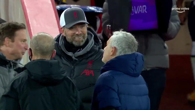 Mourinho "cà khịa" Jurgen Klopp từ ngoài sân tới phòng họp báo sau khi thua trận