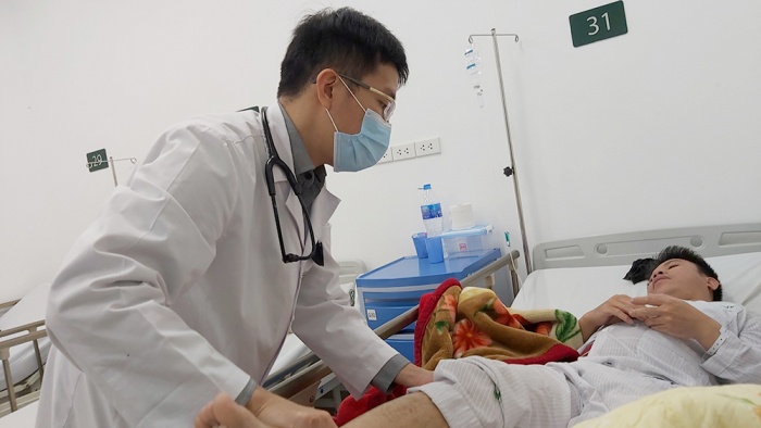 Một bệnh nhân trẻ tuổi đột quỵ được cấp cứu tại Bệnh viện Bạch Mai.