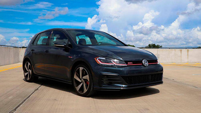 2. Volkswagen Golf GTI 2020 (giá khởi điểm: 28.595 USD)
