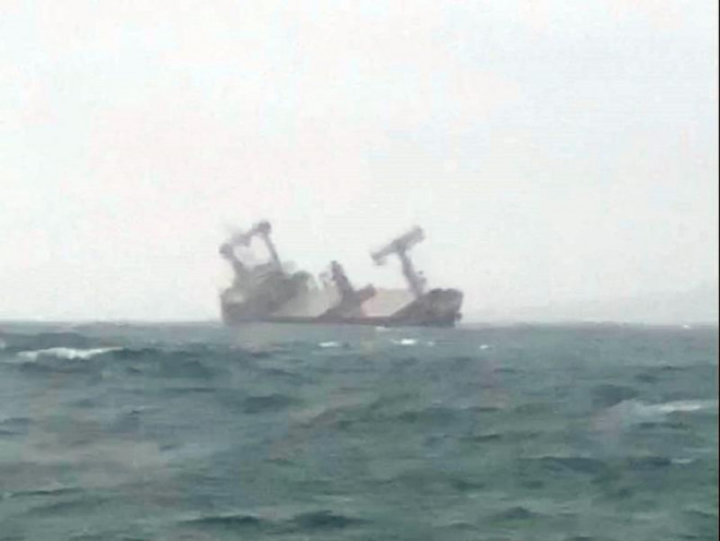 Tàu Xin Hong bị nghiêng và sắp chìm.