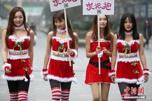 4 cô gái xinh đẹp cosplay hình ảnh Santa Claus&nbsp; bằng những chiếc váy mỏng tang, tay giơ cao tấm biển với nội dung “Xin hãy ôm tôi”, với mong muốn nhận được cái ôm của những người đi&nbsp;đường,&nbsp;gây chú ý trên đường phố Nam Kinh, Trung Quốc, bất chấp thời tiết lạnh thấu da thấu thịt. Có rất nhiều bình luận không mấy tích cực và tỏ ra khó hiểu với hành động kỳ quặc của 4 cô gái này.&nbsp;&nbsp;"Mục đích của họ là gì ư? Đương nhiên là dùng mọi cách để được nổi tiếng rồi",&nbsp;"Đúng là điên hết rồi! Con gái Trung Quốc&nbsp;thời này bị&nbsp;sao vậy?", "Đây gọi là một quá trình luyện tập, luyện tập mặt dày, vô sỉ".