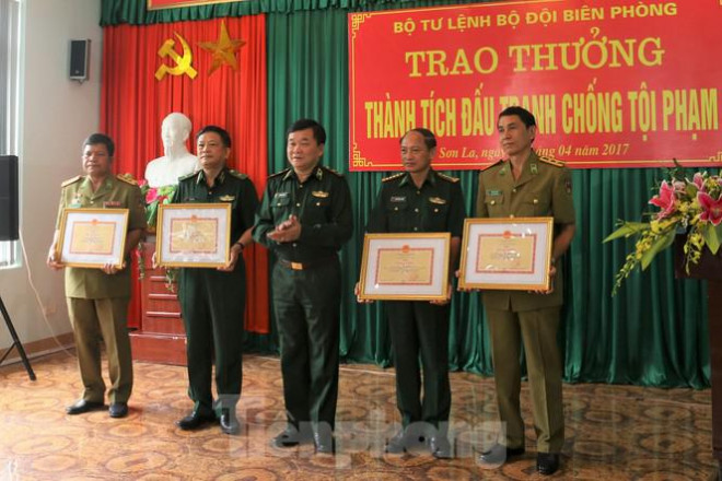 Bộ Tư lệnh BĐBP trao khen thưởng thành tích đấu tranh chống tội phạm cho lực lượng Phòng, chống ma túy và tội phạm BĐBP Việt Nam và lực lượng phòng, chống ma túy, Bộ An ninh Lào, tháng 4/2017.