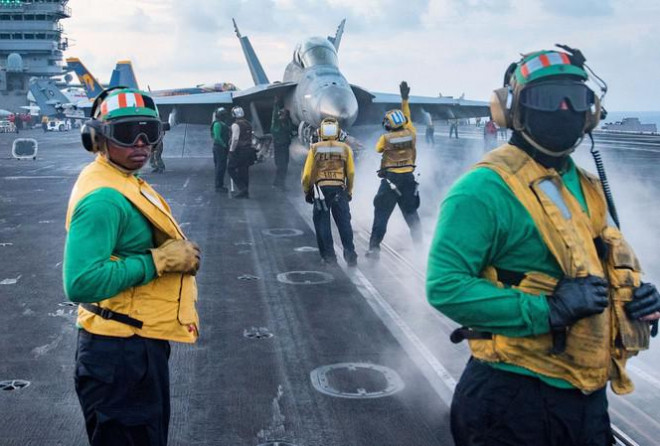 Các thủy thủ Mỹ trên tàu sân bay USS Carl Vinson, thường được điều đi thực hiện tuần tra tự do hàng hải trên Biển Đông Ảnh: US Navy