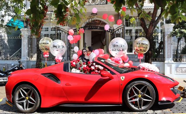 Mới đây, vị đại gia này tiếp tục chia sẻ hình ảnh về chiếc Ferrari 488 Pista Spider phủ đầy hoa hồng dành tặng vợ nhân dịp kỷ niệm 22 năm thành lập hệ thống thẩm mỹ viện.
