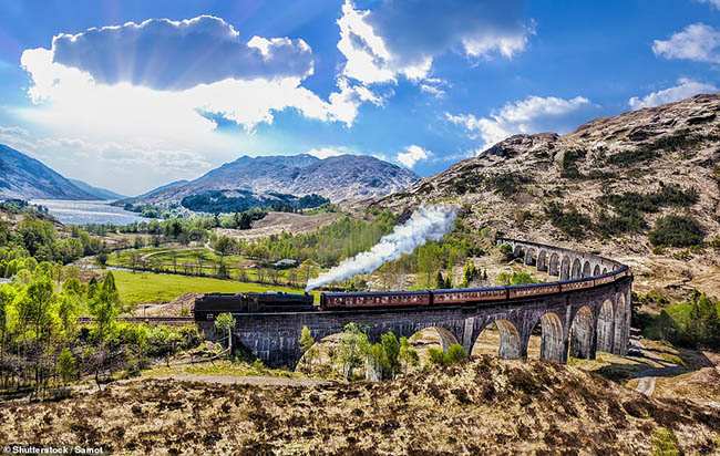 14. Glenfinnan Viaduct

Đây là khung cảnh nổi tiếng trong bộ phim Harry Potter. Cây cầu này ở Loch Shiel, cao nguyên Scotland.
