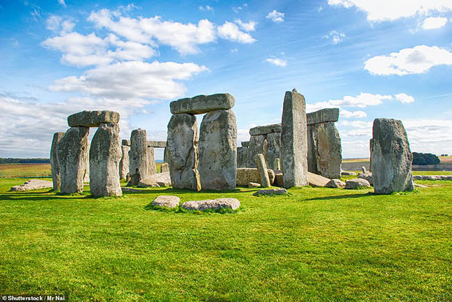 17. Stonehenge

Bí ẩn xunh quanh những khối đá khổng lồ này khiến nhiều người cất công tìm đến.
