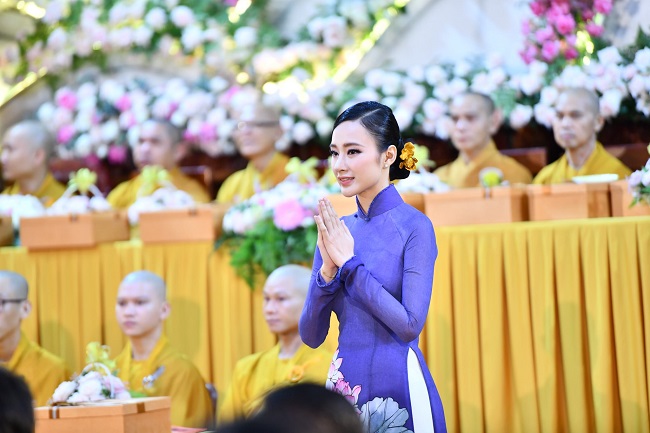 Sau nhiều lần bị gắn mác “gái hư” của showbiz, Angela Phương Trinh quyết định rút khỏi làng giải trí. Cô ăn chay trường, làm từ thiện và mở quán ăn chay, có một cuộc sống giản dị, an yên bên gia đình.
