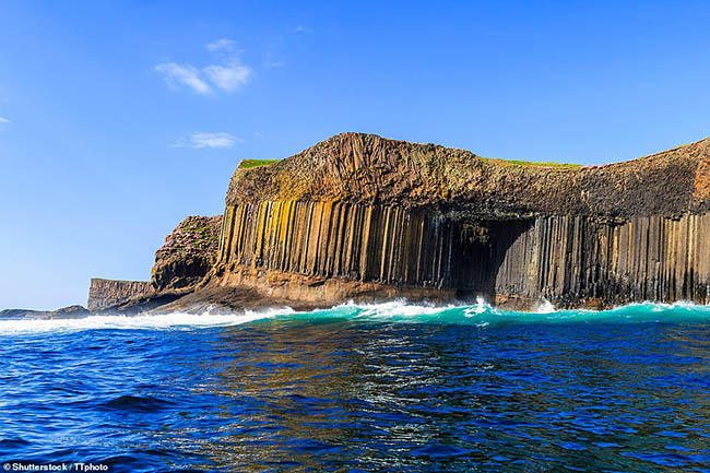 7. Isle Of Staffa

Hòn đảo này được biết đến với những cột đá bazan tuyệt đẹp, nơi có hang động Fingal nổi tiếng.
