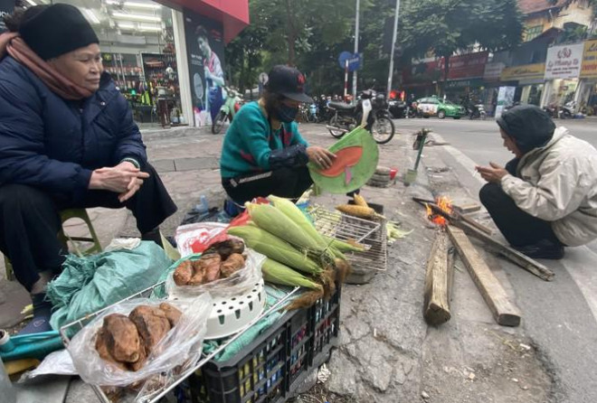 Cuối giờ chiều Hà Nội, nhiều lao động nghèo, vô gia cư vẫn miệt mài đi từng con đường, góc phố để mưu sinh.