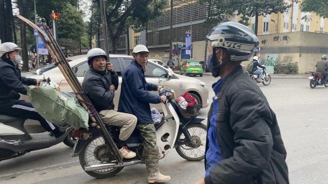 Những ngày cuối năm với những người lao động nghèo, đây là cơ hội để họ kiếm tiền lo Tết, nhưng thời tiết chẳng chiều lòng người khiến con đường mưu sinh của họ càng thêm gian nan, vất vả.