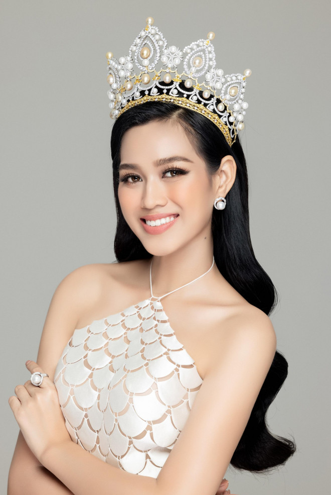 Hoa hậu Đỗ Thị Hà: "19 tuổi đăng quang, không phải là áp lực".