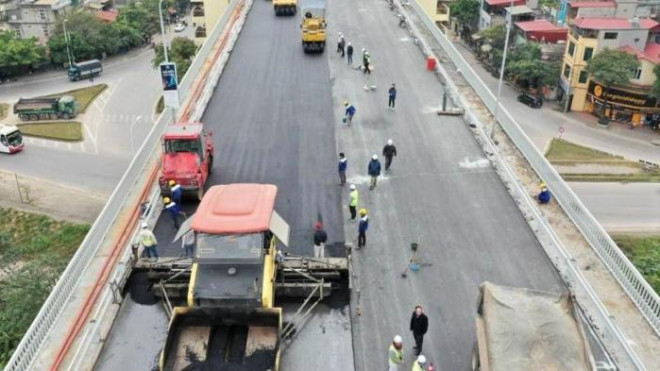 Cận cảnh thảm mẻ bê tông nhựa đầu tiên mặt cầu Thăng Long - 2