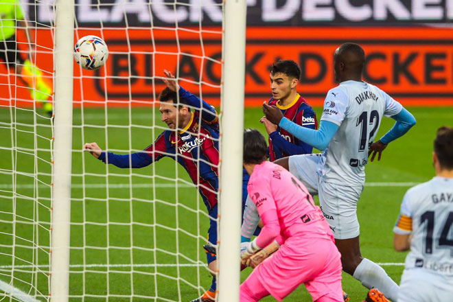 Messi ghi bàn từ cú đánh đầu không thể cản phá ngay sau khi anh sút hỏng phạt đền