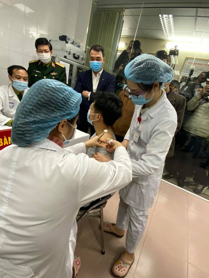 Người đầu tiên được tiêm vắc xin thử nghiệm “made in Vietnam” là nam giới.