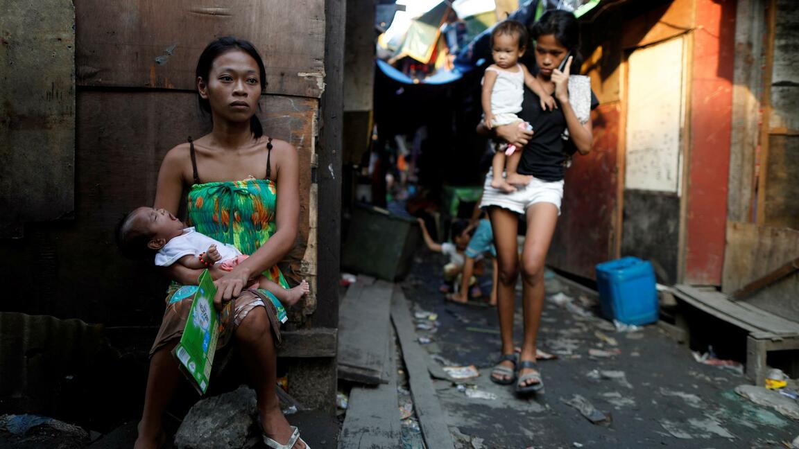 Nhiều bé gái ở Philippines trở thành mẹ quá sớm vì bị người lớn dụ dỗ (ảnh: Daily Mail)