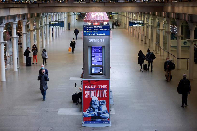 Nhà ga vắng vẻ ở Anh sau khi thông tin về chủng Covid-19 mới được công bố (ảnh: Reuters)