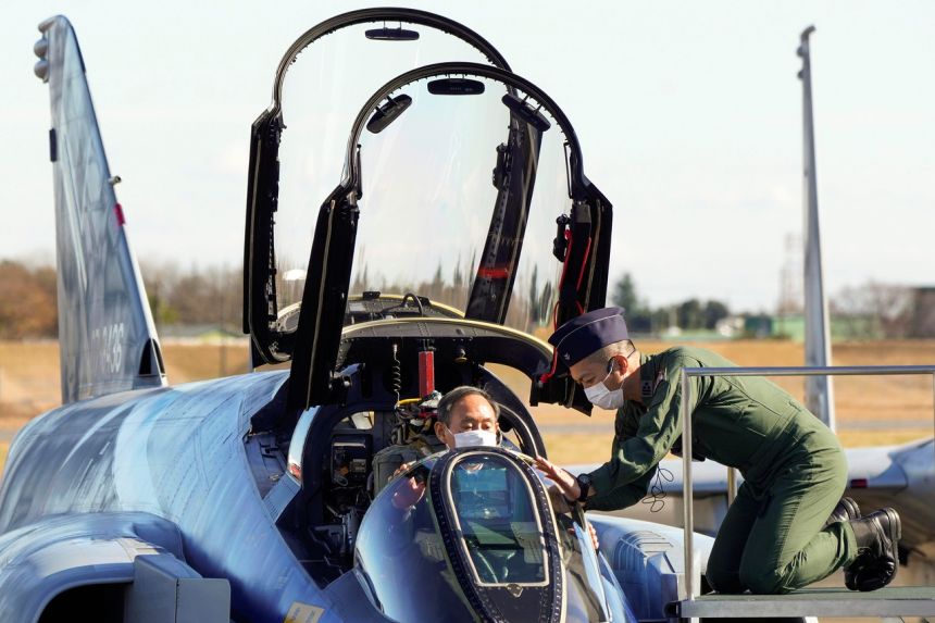 Thủ tướng Nhật Bản SUGA Yoshihide ngồi trong buồng lái của chiến đấu cơ thuộc Lực lượng phòng vệ trên không Nhật Bản ở Sayama hôm 28/11. Ảnh: Reuters