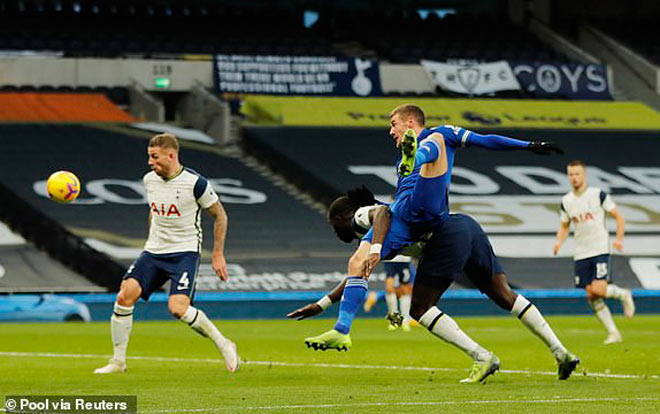 Toby Alderweireld vô tình "đốt lưới nhà" khi cố gắng ngăn chặn cú đánh đầu của Vardy