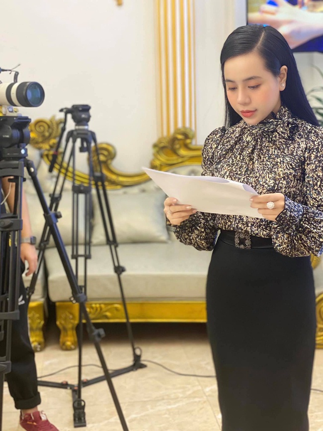 Thường ngày, Đào Mỹ Linh luôn bận rộn với công việc MC. Ở vai trò người dẫn chương trình truyền hình, người đẹp 9X ân vận chỉn chu, toát lên sự thanh lịch, sang trọng của một MC.
