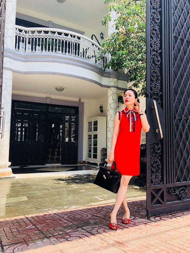 Ngoài bất động sản ở Mỹ, Lệ Quyên cũng tiết lộ căn biệt thự triệu đô tại Việt Nam, nơi gia đình cô đang sinh sống tại quận 2, TP.Hồ Chí Minh.
