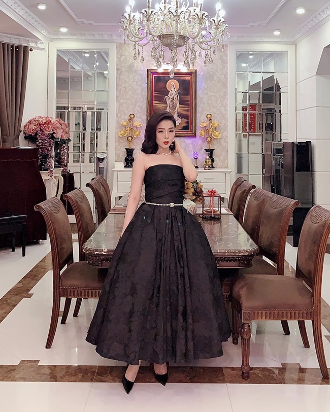 Nội thất trong căn nhà ở Việt Nam của nữ hoàng phòng trà được đầu tư, trang trí đẹp không kém biệt thự ở Mỹ.

