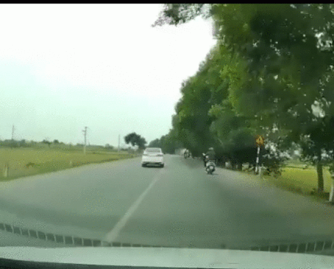 Video: Lái xe LEAD vượt ẩu, dính vào xe đi trước, ngã văng ra đường - 1