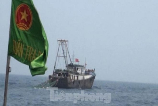 Bị Hải đội 2 phát loa xua đuổi, tàu cá treo cờ Trung Quốc bỏ chạy khỏi vùng biển Việt Nam - Ảnh: BPTB