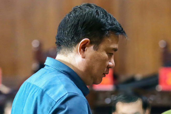 Bị cáo Đinh La Thăng nói lời sau cùng trong phiên xử ngày 21-12 - Ảnh: HOÀNG TRIỀU