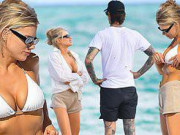 Làm đẹp - Người mẫu gợi cảm Charlotte McKinney tắm biển cùng bạn trai ở Miami