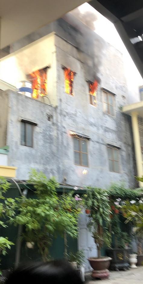Đám cháy bùng phát dữ dội trên tầng 3 của căn nhà