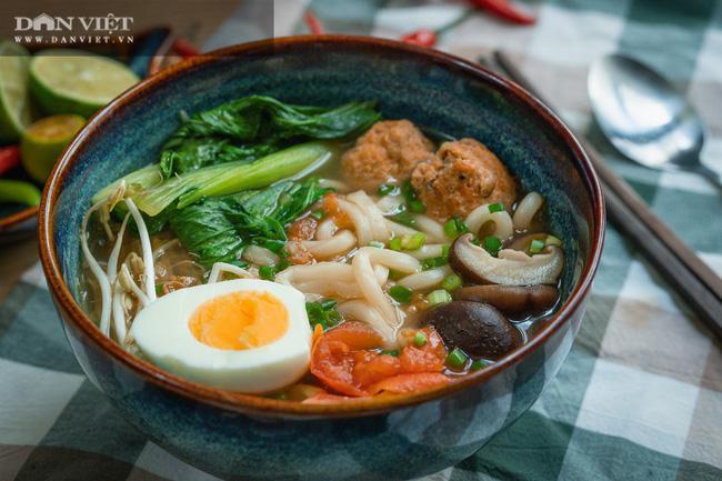 Nước dùng mì Udon rất ngọt, ăn kèm chả cua hoặc tôm sú ngọt lịm