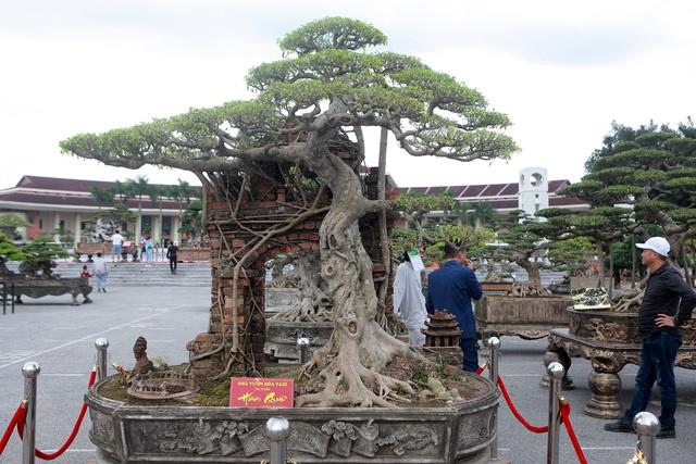 Cổng làng rêu phong còn mang đến hoài niệm, khiến những người xa quê thổn thức. Ảnh: Dân Trí.