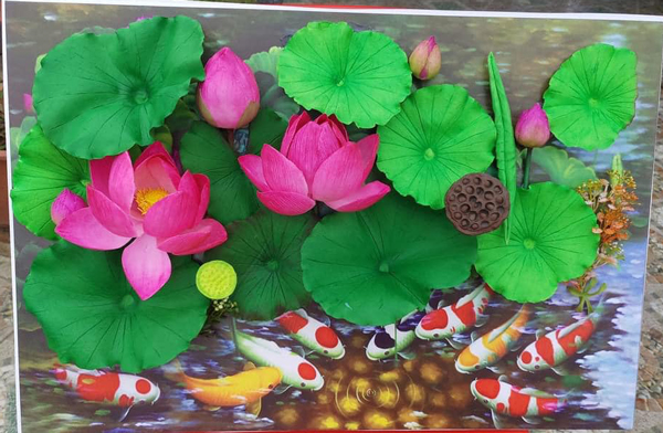 Chị Thanh làm hoa bằng đất sét để tạo tranh.