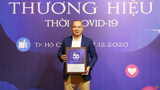 CEO Thế Giới Di Động - ông Đoàn Văn Hiểu Em đại diện công ty nhận giải thưởng Top 50 Thương hiệu dẫn đầu năm 2020