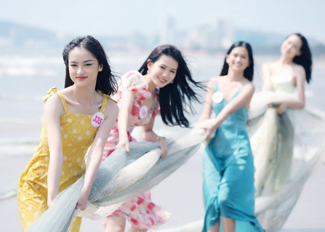 Trang phục của dàn thí sinh Hoa hậu Việt Nam 2020 trong bộ ảnh chụp cùng ngư dân tại vùng biển Vũng Tàu nhận về nhiều ý kiến trái chiều từ dư luận.
