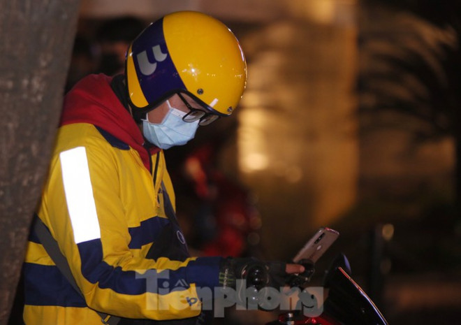 Họ là nguồn thu nhập chính của gia đình, trang trải cuộc sống phụ thuộc từng ngày vào mỗi chuyến xe của các anh