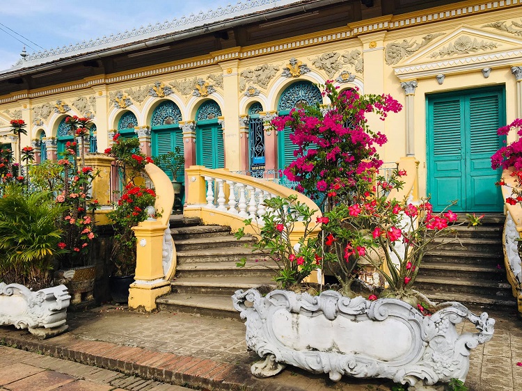 Đến năm 1917, ông Huỳnh Cẩm Thuận cho trùng tu lại ngôi nhà bằng gạch đặc bao lấy khung gỗ bên trong. Do đó, ngôi nhà hình thành một tổng thể lối kiến trúc pha trộn hài hòa giữa Pháp, Việt, Hoa. Về sau, con trai út của ông là Huỳnh Thủy Lê nhận quyền thừa kế ngôi nhà.