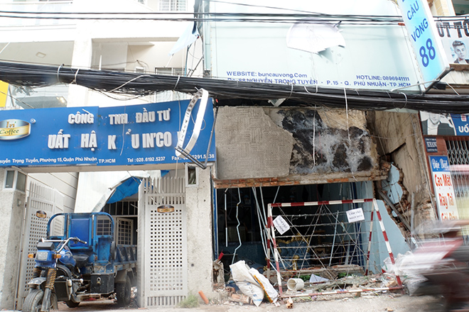 Một hàng rào kẽm gai được đặt trước khu vực quán bún kèm theo biển nguy hiểm cấm vào.