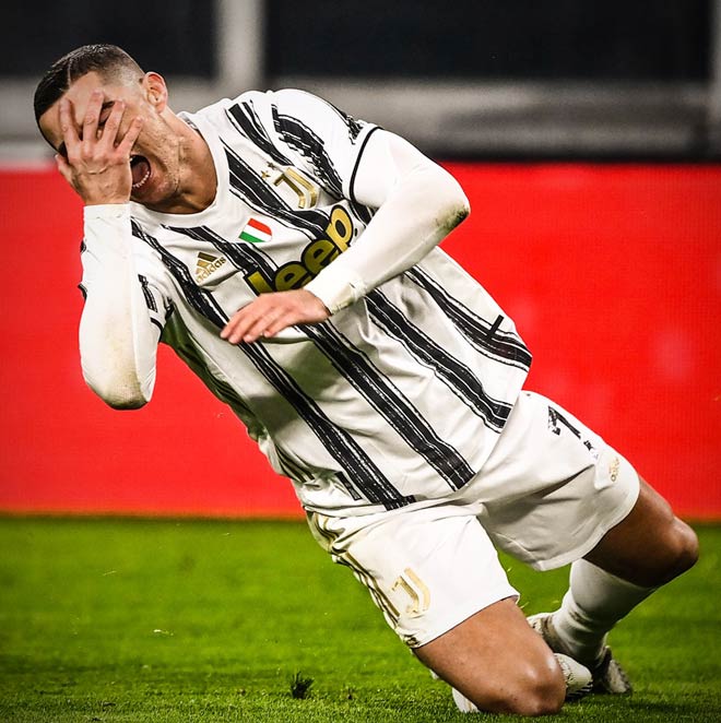 Ronaldo bị từ chối một bàn thắng khi Juventus thua đậm Fiorentina 0-3 ngay trên sân nhà