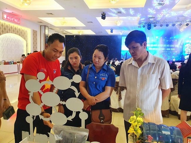 Anh Nguyễn Văn Hòa giới thiệu mô hình chăn nuôi sạch khép kín với khách thăm quan