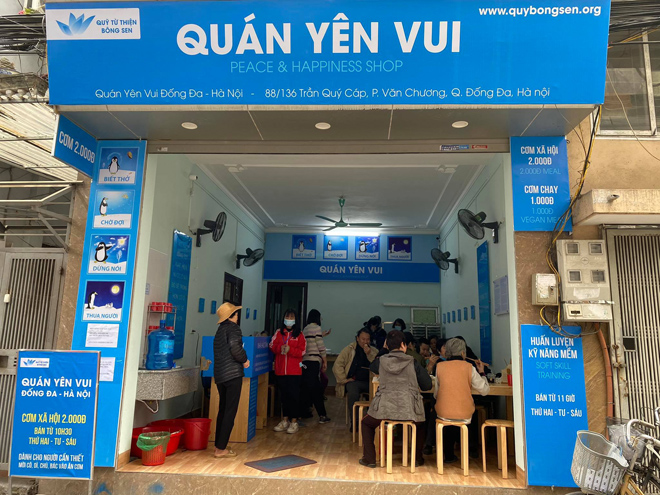 Quán cơm Yên Vui chỉ với 2 nghìn đồng mỗi suất ở số nhà 136 ngõ 88 Trần Quý Cáp (Đống Đa, Hà Nội) mới mở được 5 ngày nhưng tấp nập khách ra vào.