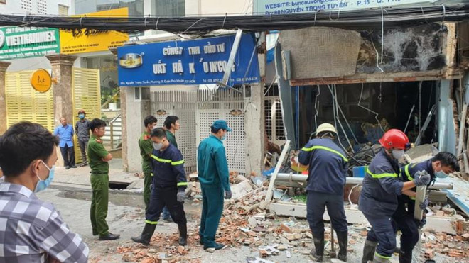Lực lượng chức năng đang khám nghiệm hiện trường vụ nổ tại số nhà 88 Nguyễn Trọng Tuyển, quận Phú Nhuận. Ảnh: NGUYỄN YÊN