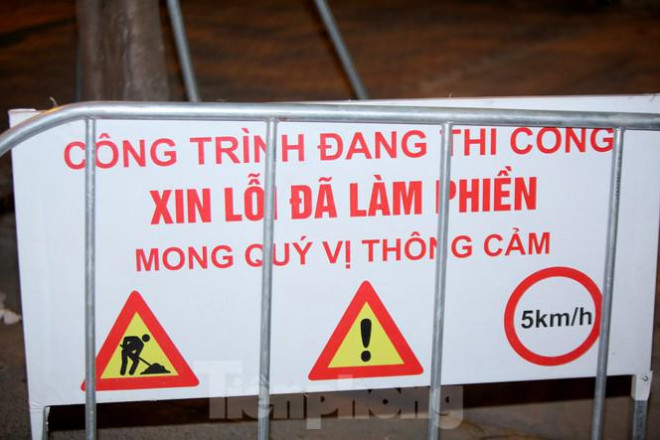 Biển cảnh báo công trình đang thi công được dựng lên ngay trước công trình.