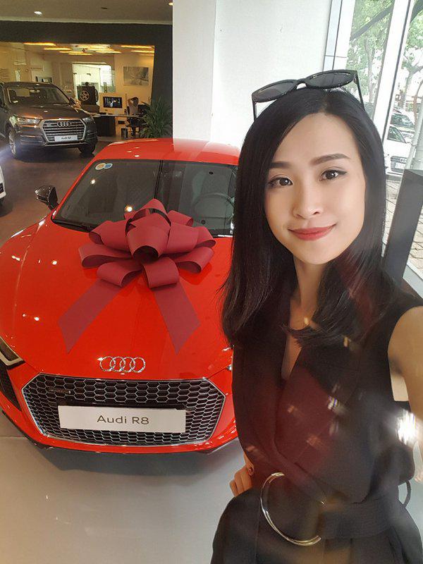 Ông Cao Thắng dành tặng Đông Nhi siêu xe R8 V10 Plus 2016.