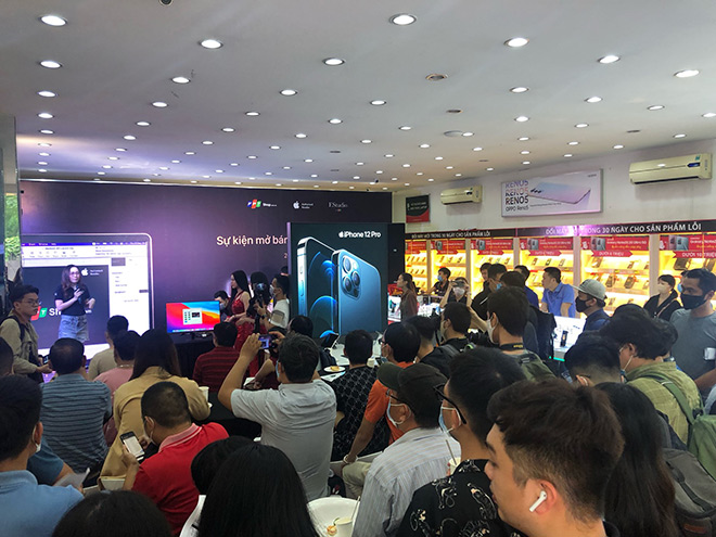 Ngày 24/12/2020, FPT Shop và F.Studio by FPT bất ngờ mở bán siêu phẩm MacBook M1 chính hãng, sớm hơn 8 ngày so với dự kiến và trở thành hệ thống bán lẻ đầu tiên lên kệ sản phẩm.